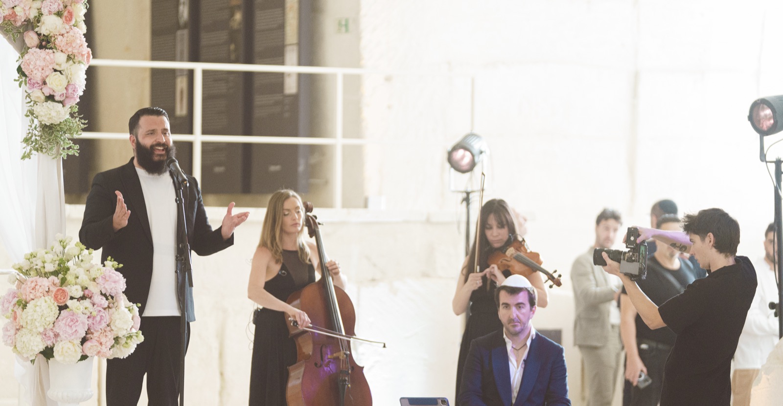 Chanteur accompagné d’une violoncelliste, d’une violoniste et d’un pianiste pendant une cérémonie en plein air, Drop Music