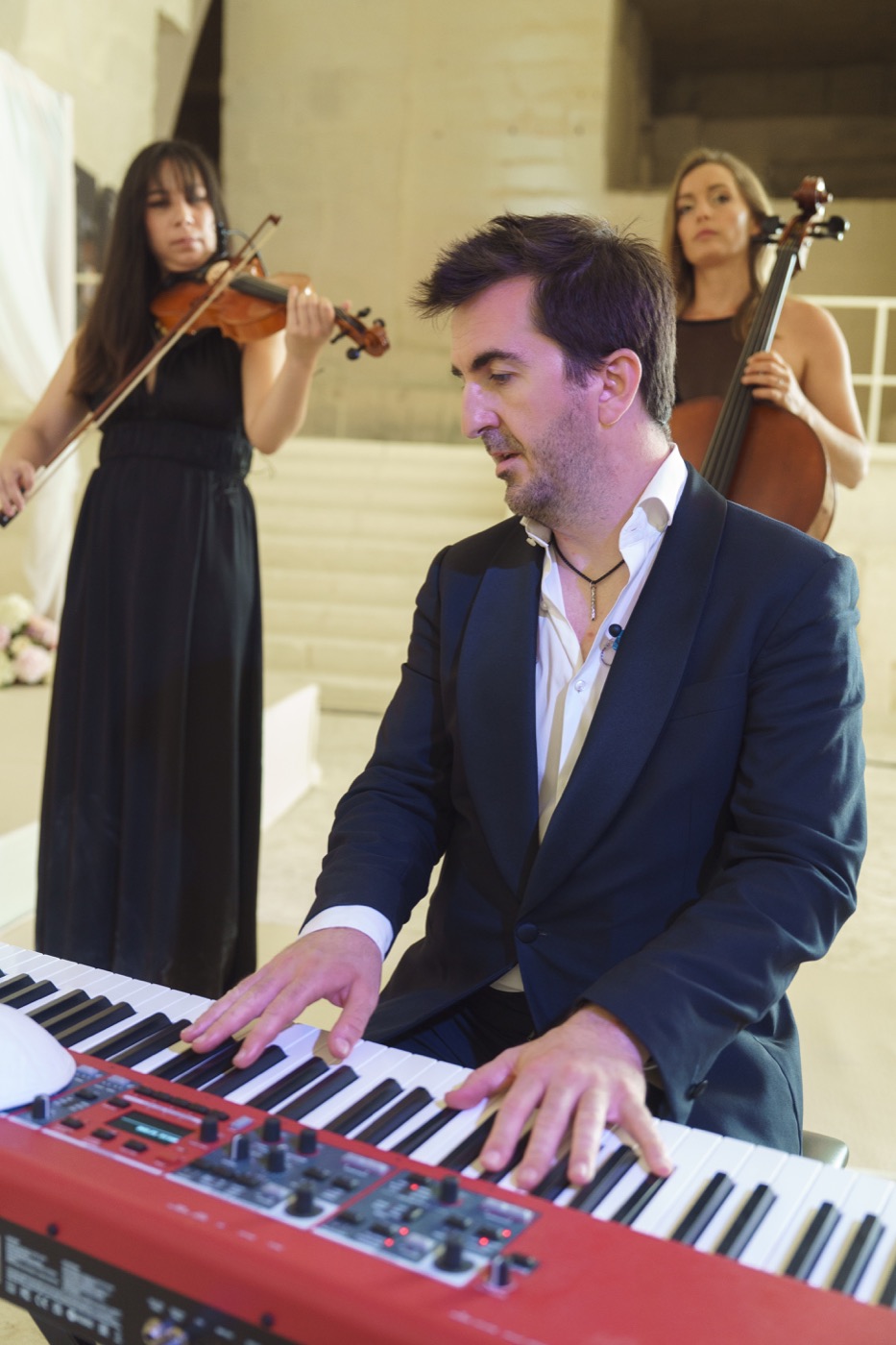 Pianiste au clavier, violoniste et violoncelliste debout derrière lui, Drop Music