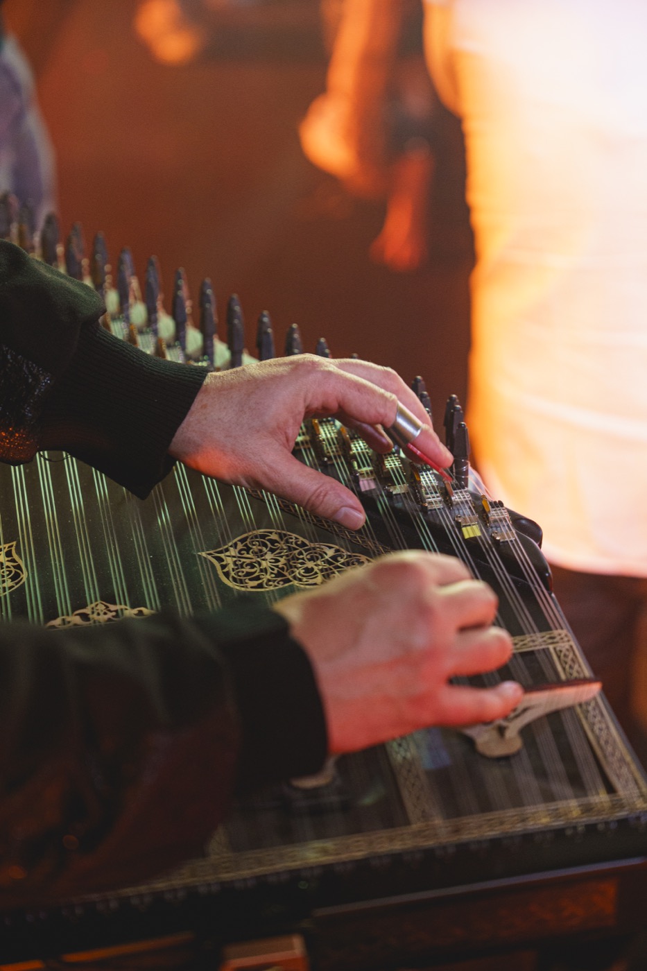 Mains sur les cordes d’un kanun, en gros plan, Drop Music
