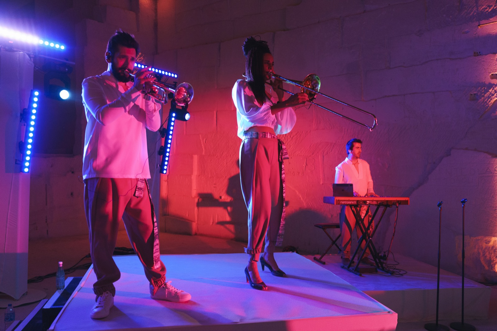 Trompette et trombone live sur un praticable blanc, clavier en fond, Drop Music