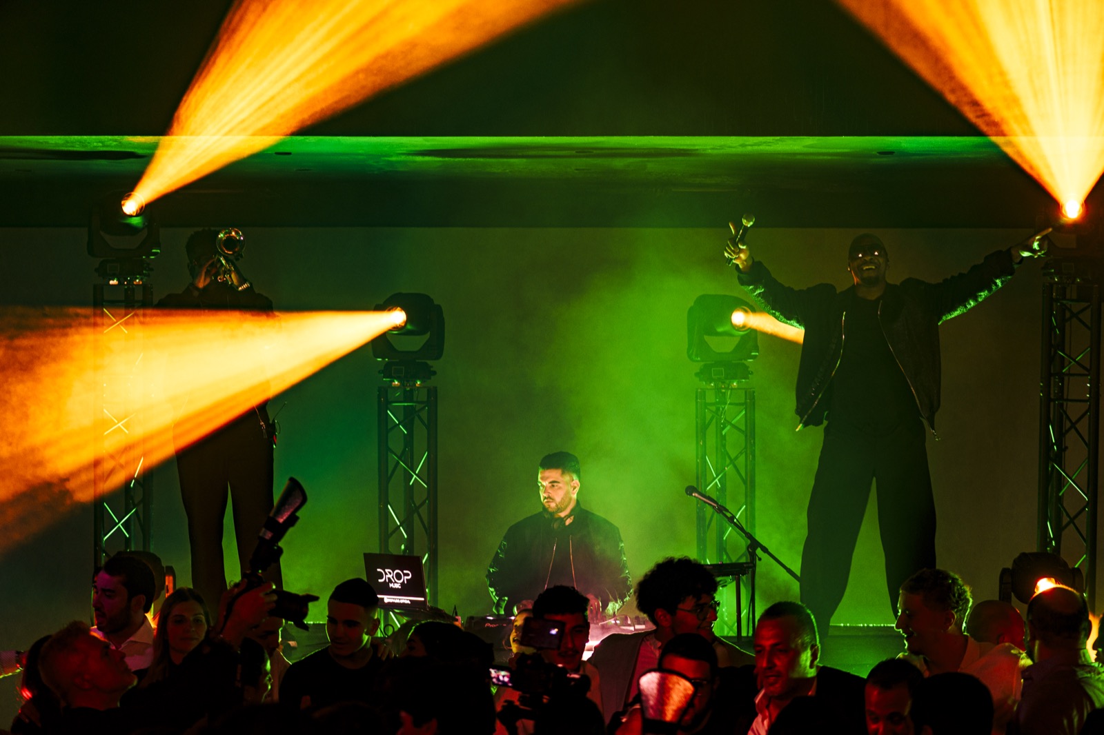 DJ Live au complet derrière la régie Drop, cuivres, percussions et chanteurs, dans une salle voûtée en pierre, Drop Music