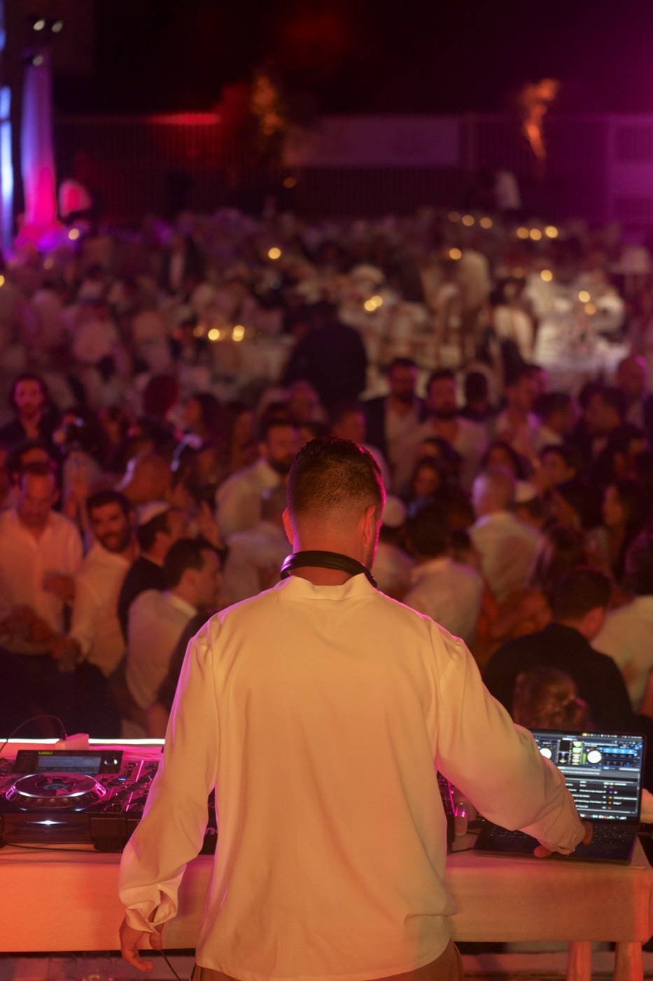 DJ de dos aux platines face à une salle comble, Drop Music