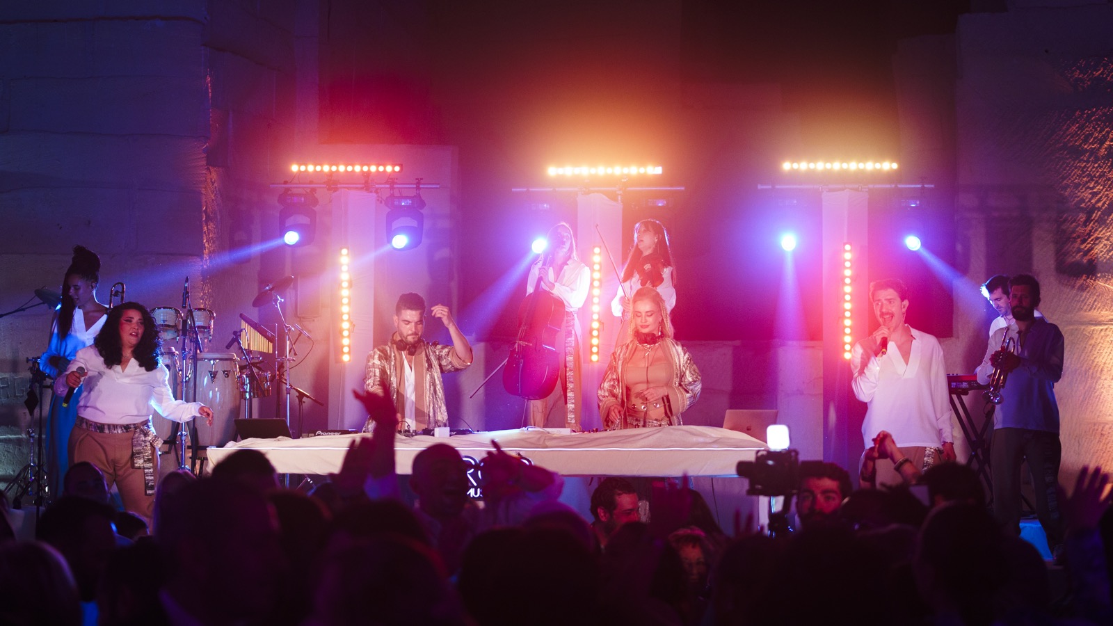 Groupe live derrière la régie Drop, barres lumineuses roses et bleues, Drop Music