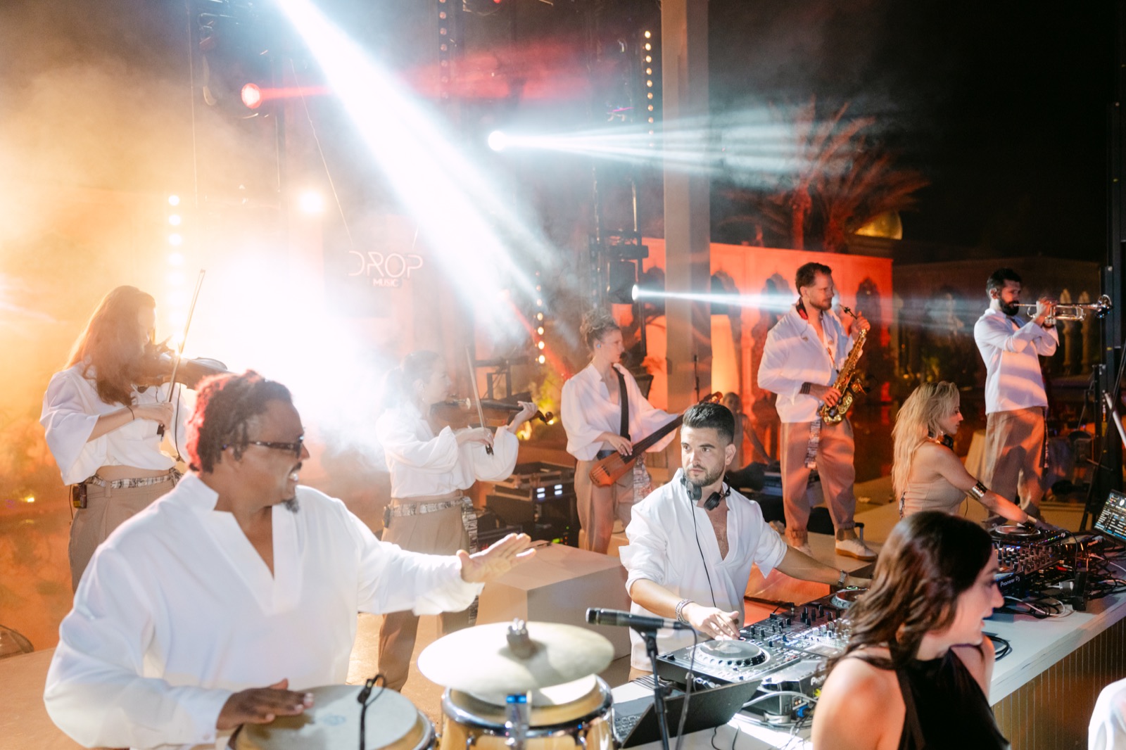 Percussionniste au milieu des invités pendant le dîner, Drop Music