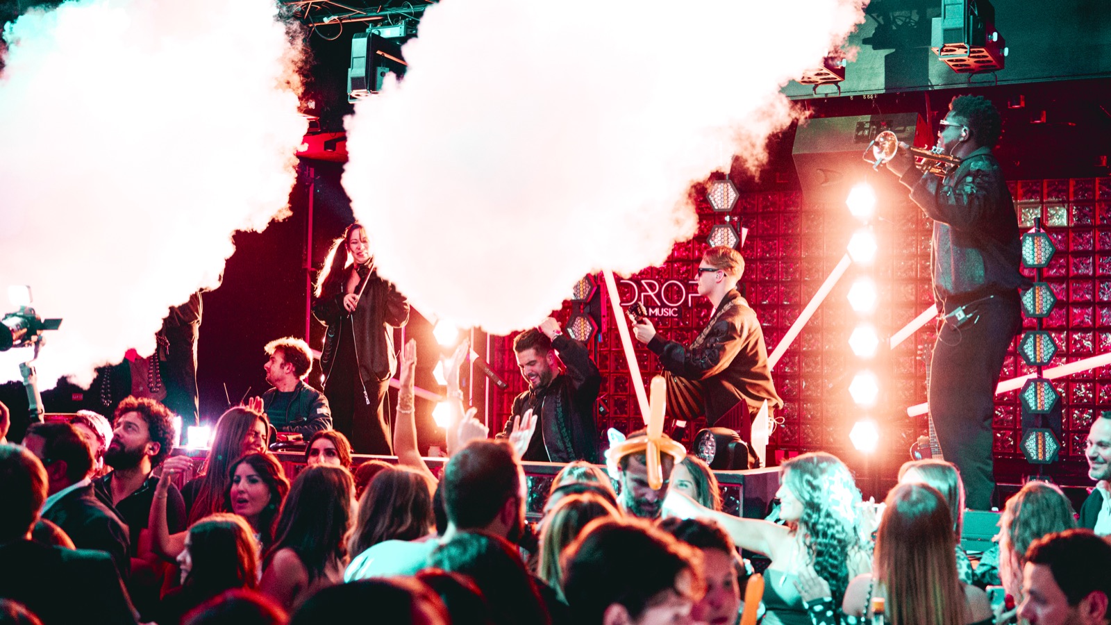 Jets de CO2 au-dessus de la scène pendant un set, musiciens et invités en dessous, Drop Music