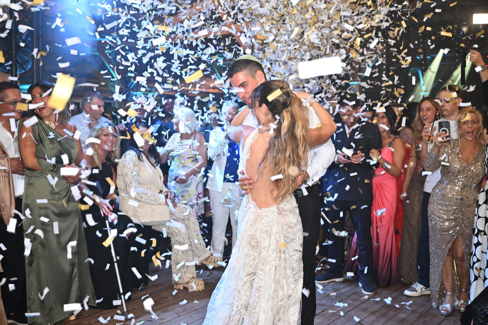 Pluie de confettis sur les mariés qui dansent, invités autour d’eux sur la piste, Drop Music