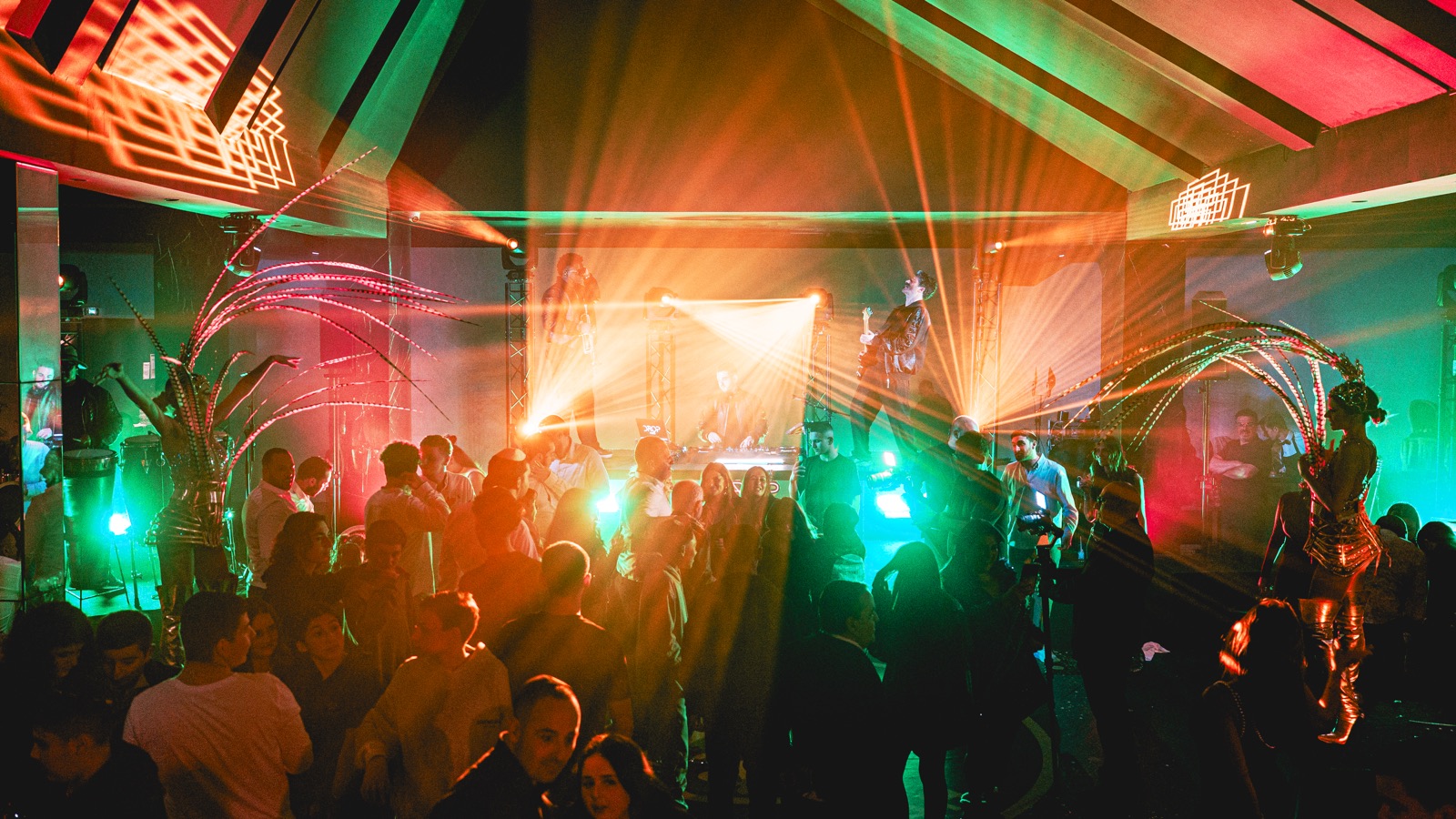 Nappes de laser rouges et vertes dans la salle pendant un set, Drop Music