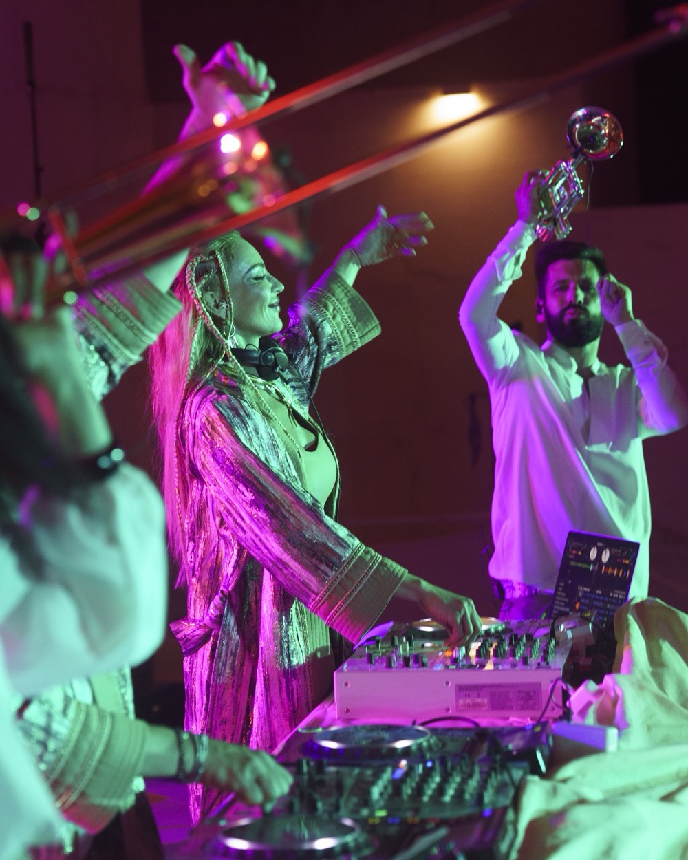 DJette aux platines, bras levés, sous les lasers d’une soirée, Drop Music